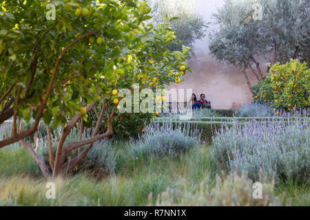 Die Menschen in der geheime Garten Marrakesch, aka Le Jardin Secret, Garten Museum, Marrakesch Medina, Marrakesch, Marokko Nordafrika Stockfoto