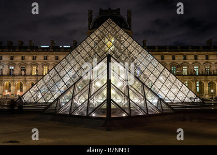 Louvre Pyramiden bei Nacht, Paris, Frankreich Stockfoto