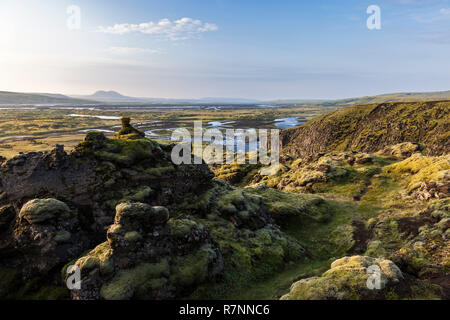 Die Skafta River Abfluss Überschwemmungsgebiet von der Kante der Eldgja Lavafeld, Hólaskjól Lambaskarðshólar Hills, South Island Stockfoto