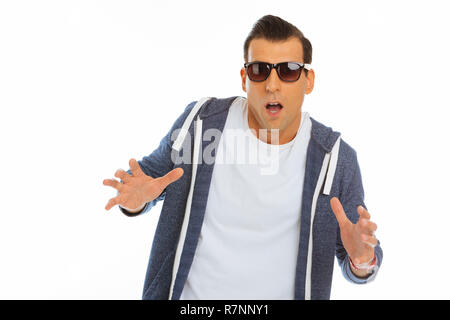 Porträt von einem netten jungen Mann überrascht Stockfoto