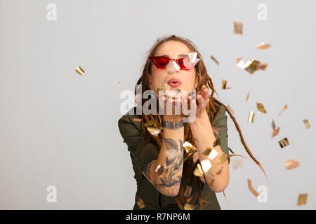 Nette Frau das Tragen der roten stilvolle Sonnenbrillen begeistert Stockfoto
