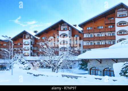 Bansko, Bulgarien - Januar 22, 2018: Kempinski Hotel und Winter Hang in der bulgarischen Skigebiet Stockfoto