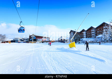 Bansko, Bulgarien - Januar 22, 2018: Winter Skigebiet mit Skipiste, Gondelbahn Hütten, Häuser und Menschen Warteschlange Stockfoto