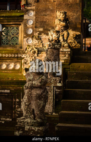 Stein geschnitzten Dämonen schützen die Treppe Eingang von Pura Kehen Hindu Tempel in Bali, Indonesien. Stockfoto