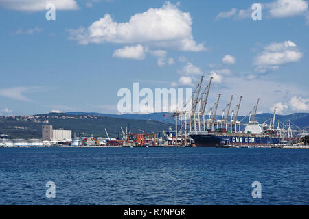 Blick auf die Stadt Koper in Slowenisch Istrien an der Adriatischen Küste mit Seehafen Stockfoto