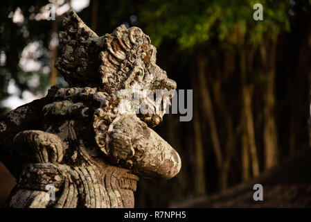 Stein geschnitzten Dämonen schützen die Treppe Eingang von Pura Kehen Hindu Tempel in Bali, Indonesien. Stockfoto