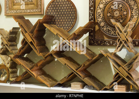 Speichern der geniale rihals. Holz- Buch steht in Buchara, Usbekistan. Holly Quran Kuran Koran buch Inhaber steht Shop. Schöne Kunstwerke, geschnitzte Stockfoto