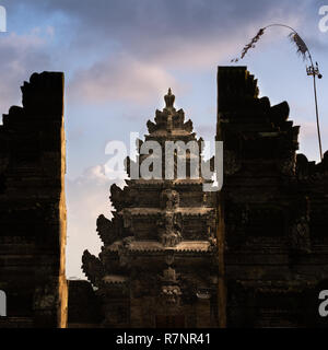 Ausgerichtet balinesischen split Gate und Candi Eingang in Pura Kehen Hindu Tempel, Bali, Indonesien. Stockfoto