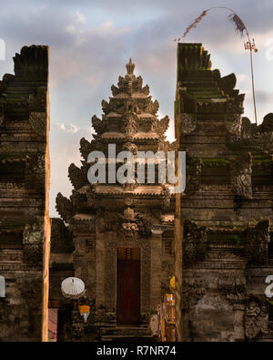 Ausgerichtet balinesischen split Gate und Candi Eingang in Pura Kehen Hindu Tempel, Bali, Indonesien. Stockfoto