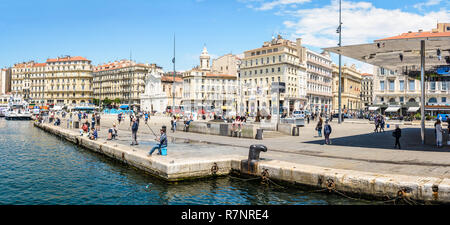 Panoramablick auf den Quai des Belges auf den alten Hafen von Marseille mit der Kirche, der U-Bahnstation und der gespiegelten Sonnenschirm von Norman Foster. Stockfoto