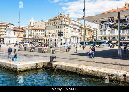 Das Quai des Belges auf dem Alten Hafen in Marseille, Frankreich, mit der U-Bahn Station und L'Ombriere, das gespiegelte Sonnenschirm von Norman Foster. Stockfoto