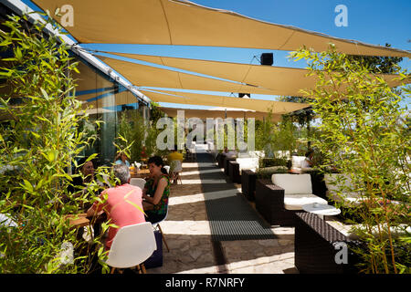 Äußere Bereich Tisch im Restaurant Kunst Es Baluard Museum, Palma de Mallorca, Spanien. Stockfoto