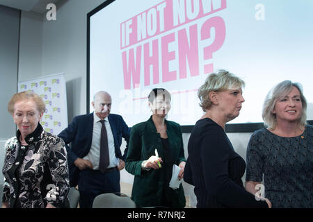 (Nach rechts) Margaret Beckett, Vince Cable, Caroline Lucas, Anna Soubry und Liz Saville Roberts auf einer Pressekonferenz in London diskutieren, warum Sie glauben, dass Brexit Pläne zu einer öffentlichen Abstimmung gestellt werden sollten. Stockfoto