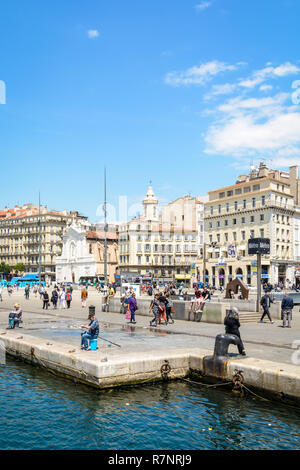 Das Quai des Belges aus dem Becken des Alten Hafen in Marseille, Frankreich gesehen, mit der U-Bahn Station und die Kirche von Saint-Ferréol les Augustins. Stockfoto