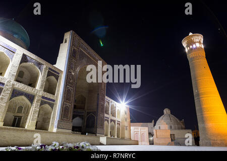 Nacht Foto schießen der alten Gebäude in der Altstadt von Buchara, Zentralasien. Kalyan Minarett der POI-kalyan der islamischen religiösen Komplex in Buchara Stockfoto