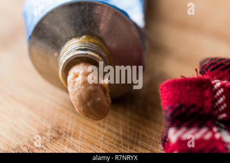 Tube Rahmspinat Thunfisch Creme/Paste Fischpastete. Fisch und Meeresfrüchte. Stockfoto