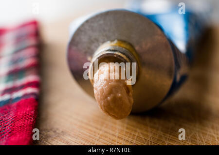 Tube Rahmspinat Thunfisch Creme/Paste Fischpastete. Fisch und Meeresfrüchte. Stockfoto