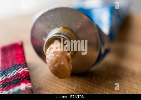 Tube Rahmspinat Thunfisch Creme/Paste Fischpastete. Fisch und Meeresfrüchte. Stockfoto