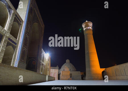 Poi Kalon Moschee bei Nacht. Kalyan Moschee und Minarett, in der Stadt von Buchara entfernt. Sie sind Teil des Po-i-Kalyan komplex. Stockfoto