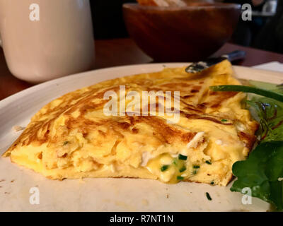 Omelette mit Frischkäse und Schnittlauch serviert im Restaurant. Ökologische Lebensmittel. Stockfoto