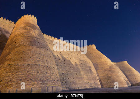Nacht Blick auf historische Lade fortess in Buchara, Usbekistan. Wand des Buchara Festung. Stockfoto
