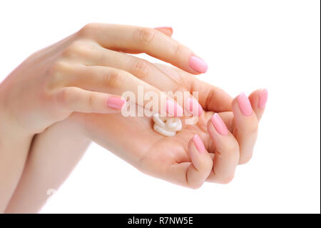 Junge Frau mit rosa Maniküre gilt Creme auf Ihre Hände Stockfoto