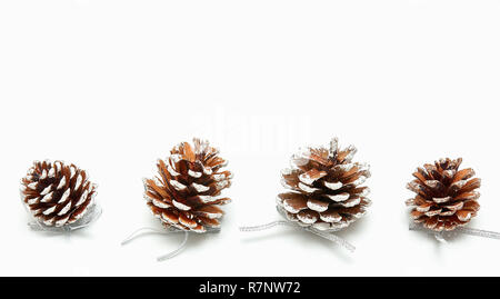 Pinecone auf einem weißen Hintergrund. Weihnachten Hintergrund. Tannenzapfen. Stockfoto