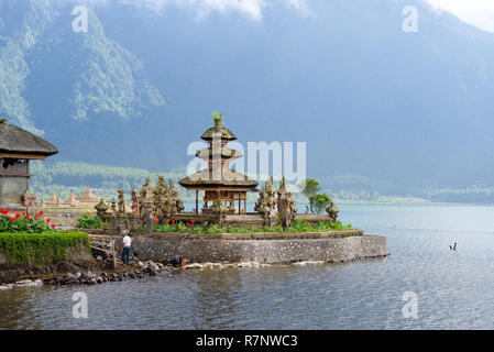 Zwei Türme der schwimmenden Pura Bratan Hindu Tempel auf dem Lake Bratan, Kuta, Bali, Indonesien. Stockfoto