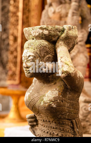 Stein geschnitzten Dämonen schützen die Treppe Eingang von Pura Kehen Hindu Tempel in Bali, Indonesien. Stockfoto