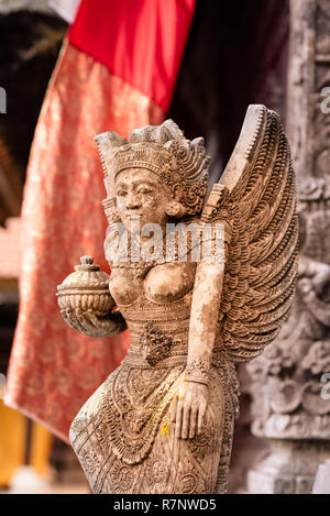 Stein geschnitzten Dämonen schützen die Treppe Eingang von Pura Kehen Hindu Tempel in Bali, Indonesien. Stockfoto