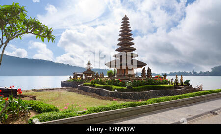 Zwei Türme der schwimmenden Pura Bratan Hindu Tempel auf dem Lake Bratan, Kuta, Bali, Indonesien. Stockfoto