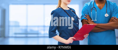 Gesichtslosen werbe Banner. Ein paar verkörperte der medizinischen Arbeiter einer weiblichen Pflegekraft oder einer afrikanischen amerikanischen Arzt für Werbung Bild deckt. medi Stockfoto