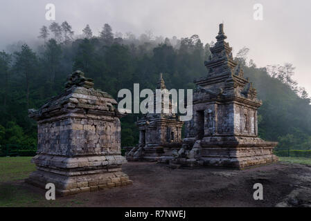 Candi Gedong Songo bei Sonnenaufgang. 9. Jahrhundert buddhistischen Tempel Komplex auf einem Vulkan in der Nähe von Semarang, Java, Indonesien. Stockfoto