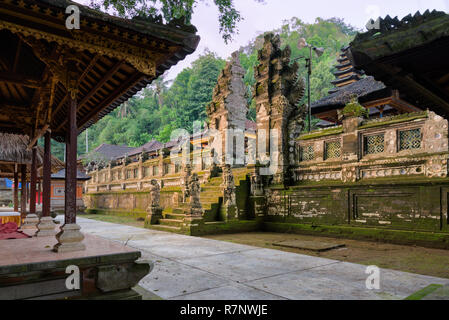 Balinesische split Gate und Treppe Eingang mit steinernen Dämonen, in Candi Pura Kehen Hindu Tempel, Bali, Indonesien. Stockfoto