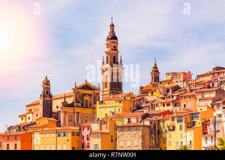 Altes Dorf von Menton Cote d'Azur im Sommer Stockfoto