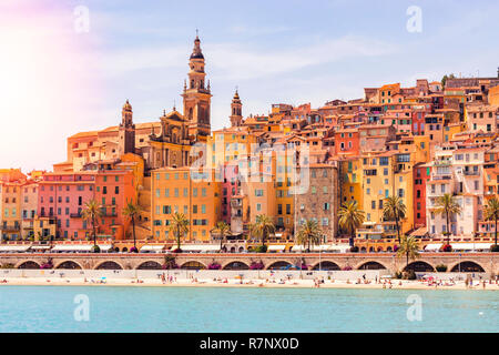 Altes Dorf von Menton Cote d'Azur im Sommer Stockfoto