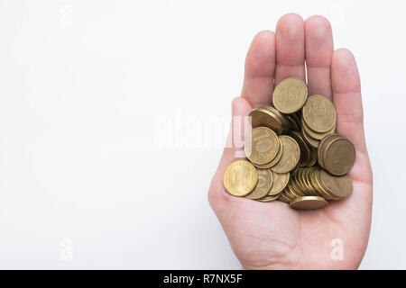 Alte Hände halten die udssr Rubel mit schwarzem Hintergrund. Stockfoto