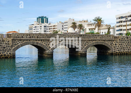 Arrecife, Spanien - 5 November, 2018: Blick auf die Uferpromenade Avenida La Marina mit der Promenade Calle Punta de la Lagarta, seiner Brücke und Arrecife G Stockfoto