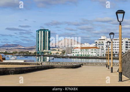 Arrecife, Spanien - 5 November, 2018: Blick vom Castillo de San Gabriel neben dem Hafen von Arrecife mit das höchste Gebäude in Lanzarote Stockfoto