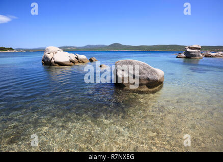 Die Bucht von Figari in der Nähe der Stadt Calderello. Insel Korsika, Frankreich. Wunderbar einsamen Strand mit Steinen in den Vordergrund. Stockfoto