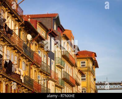 Seitenansicht der keramischen Fliesen- Fassaden in Ribeira, Porto, Portugal, gegen eine klare und blauer Himmel. Warmes Licht. Stockfoto
