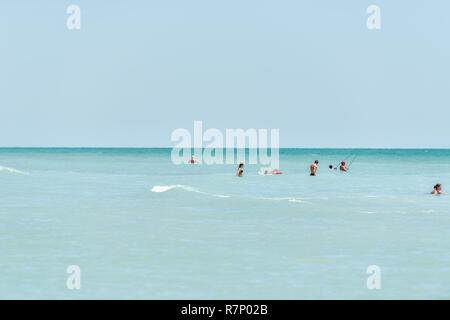 Sanibel Island, USA - 29. April 2018: Bowman's Beach, Florida mit vielen Menschen schwimmen stehen auf Ufer im türkisblauen Wasser an einem sonnigen Tag, Angeln Stockfoto