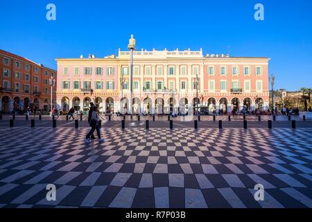 Frankreich, Alpes Maritimes, Nice, Place Masséna und hocken Statuen der Arbeit als "Gespräch in Nizza'' durch die katalanische Künstler Jaume Plensa Stockfoto