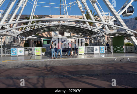 Kap Rad Riesenrad oder großes Rad an der V&A Waterfront in Kapstadt, Südafrika mit Menschen kaufen von Tickets an der Tageskasse oder Ticket Office Stockfoto