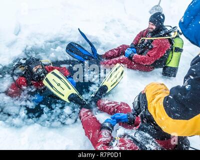 Frankreich, Isère (38), Belledonne, Chamrousse, Robert Seen, ein Ausbilder hilft auf der Maske für ein Eis tauchen unter 2 m dickem Packeis zu setzen - Dive Xtreme Stockfoto