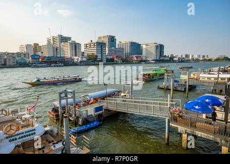 Thailand, Bangkok, Phra Nakhon Bezirk, Tha Maharaj Boot-bus station auf dem Chao Phraya River Stockfoto