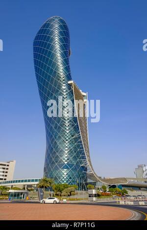 Die Vereinigten Arabischen Emirate, Abu Dhabi, der Hauptstadt Zentrum Bezirk, Capital Gate ist ein 190 Meter hoher schiefen Hochhaus in 2010 abgeschlossen und von der britischen Agentur RMJM konzipiert, es beherbergt Büros und das Hyatt Capital Gate luxury hotel Stockfoto