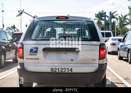 Neapel, USA - 30. April 2018: die Straße der Innenstadt Straßenverkehr mit USPS United States Post Office Lkw auto fahrzeug Nahaufnahme zurück Dodge Caravan mit Vorzeichen Stockfoto