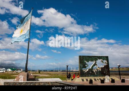 Argentinien, in der Provinz Tierra del Fuego, Ushuaia, Tierra del Fuego, Denkmal der Falklandinseln und argentinischen Flagge Stockfoto