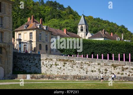 Frankreich, Val d'Oise, Französisch Vexin Natural Regional Park, mit der Bezeichnung les plus beaux villages de France (Schönste Dörfer Frankreichs), das Schloss und die Kirche Saint Samson Stockfoto